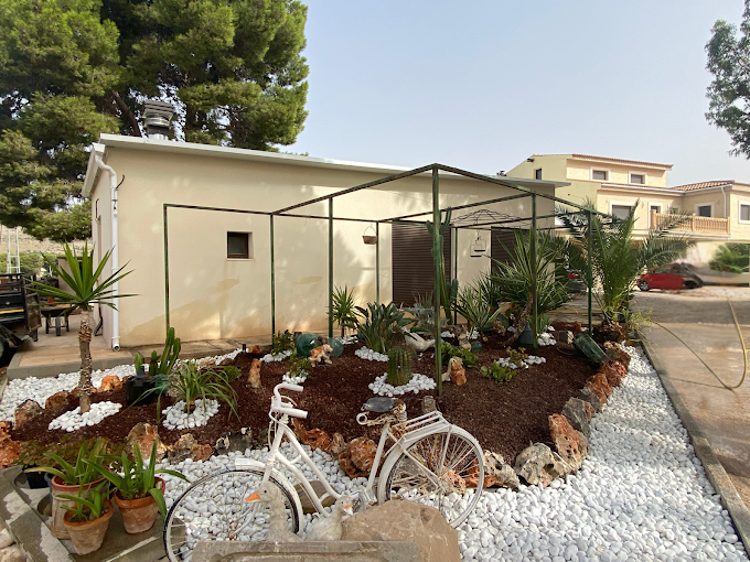 Jardín con rocalla y grava blanca publicado por TriGarden en su ficha de Google